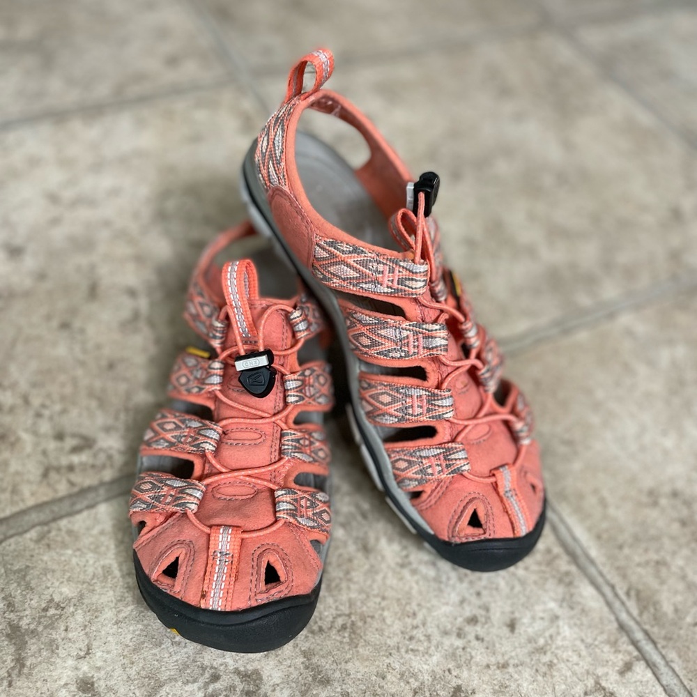 EUC Women’s Size 6 Keen Waterproof Outdoor Shoe